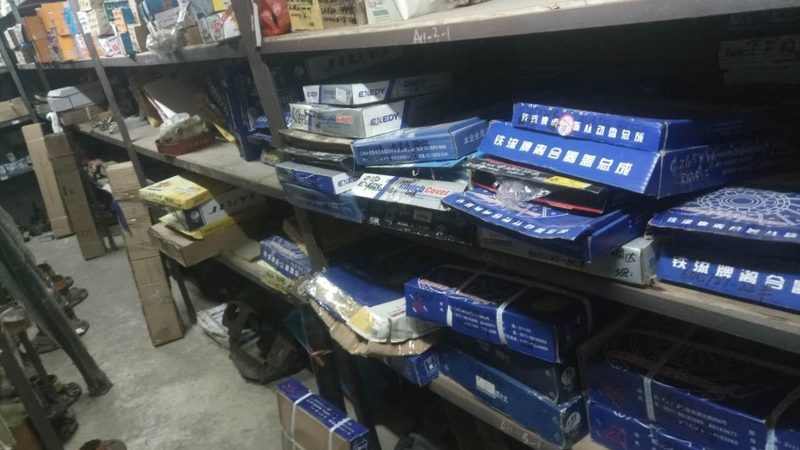 选择空气滤清器时，应关注以下参数和规格：